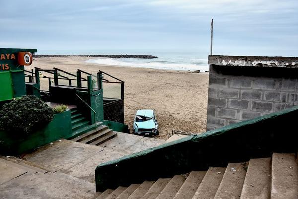 Accidente en la costa: un Fiat 128 salió volando y terminó en la arena