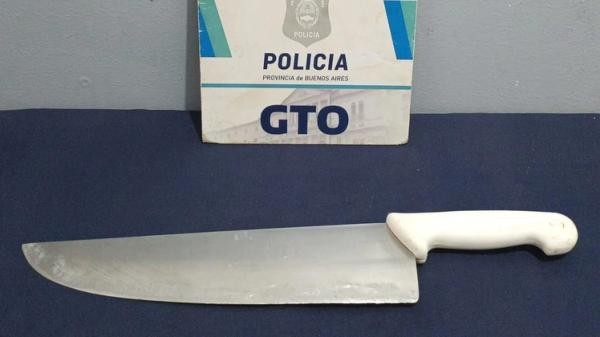 Detuvieron a un hombre que amenazó con una cuchilla a sus hermanas e intentó huir por los techos
