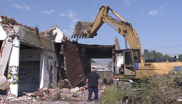Personal del Emvial demolerá una de las estaciones de servicios más grandes de Mar del Plata
