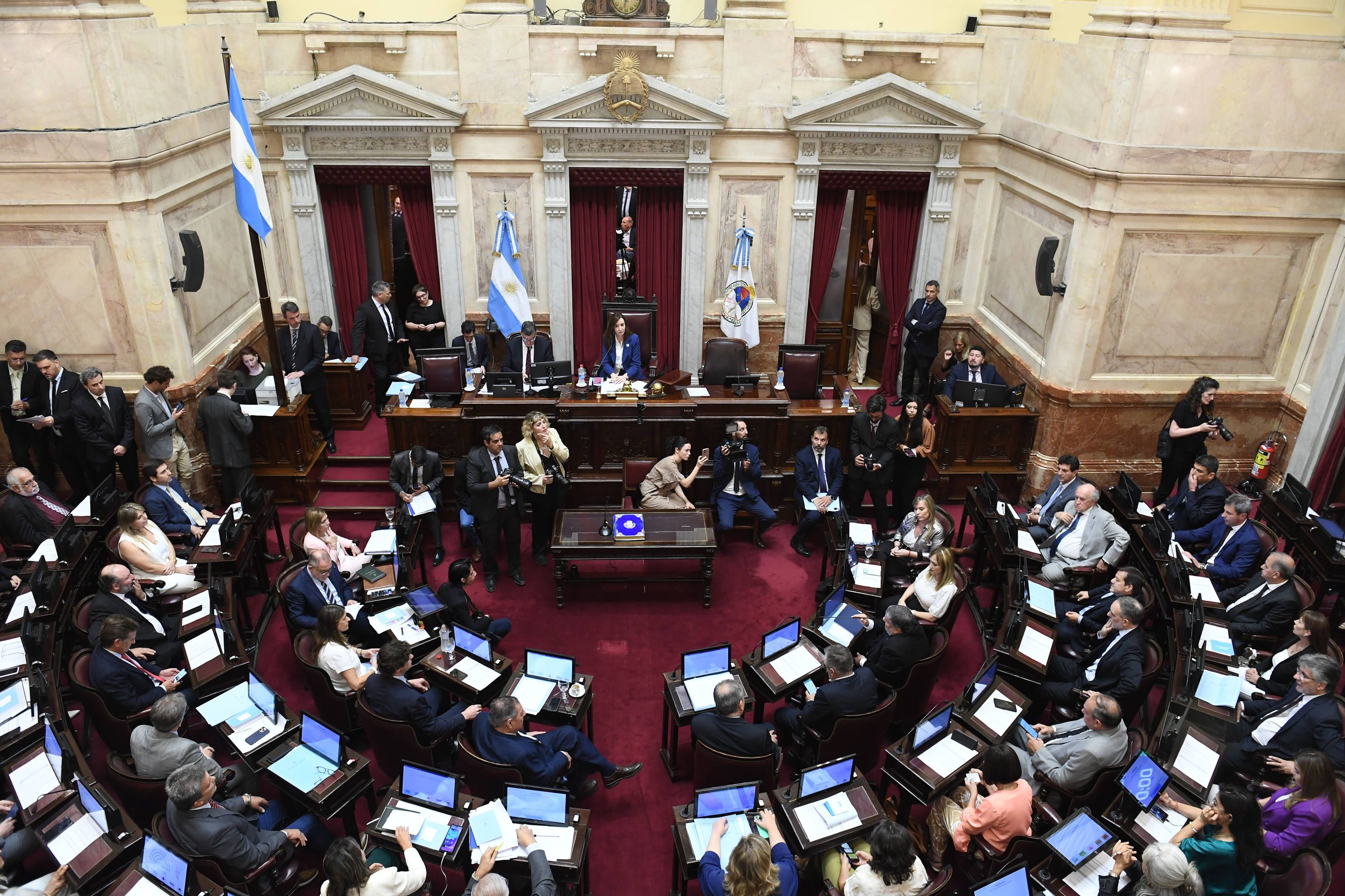Oposición logra quórum para discutir mega DNU de Javier Milei en el Senado
