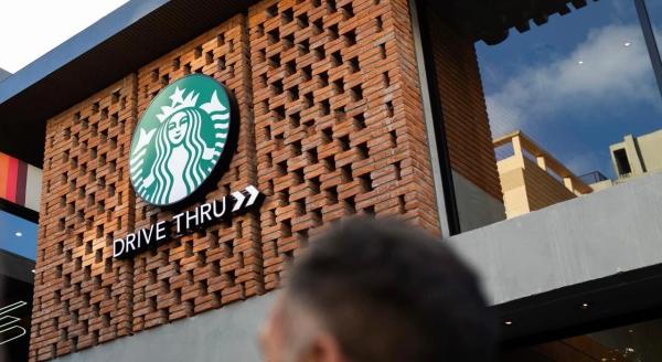 Motosierra por Starbucks: despedirá a 1.100 empleados corporativos, el más grande de su historia
