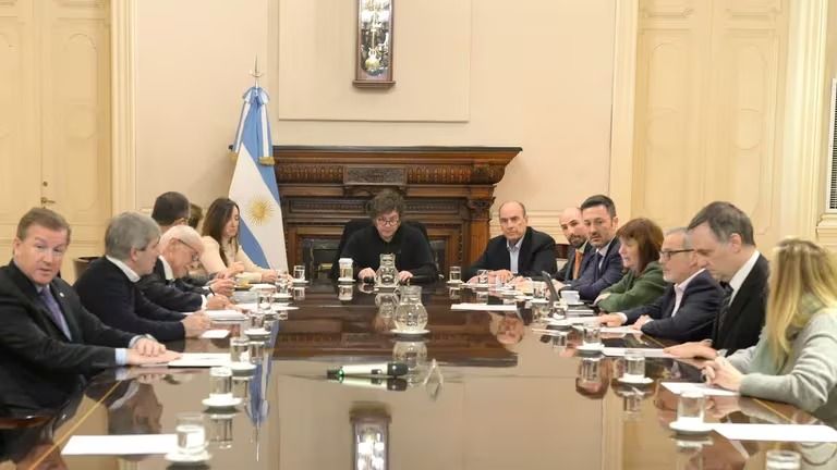 Reunión del Presidente con todos los ministros por la tensión financiera