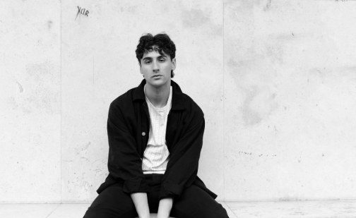 Juan Baro lanza “Invisible”, una canción luminosa que esconde su melancolía bajo el beat