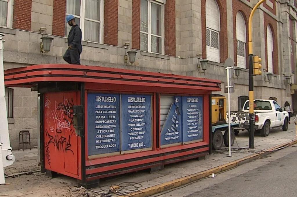 El municipio removió un kiosco de diarios histórico de la ciudad: estaba enfrente del Casino Central