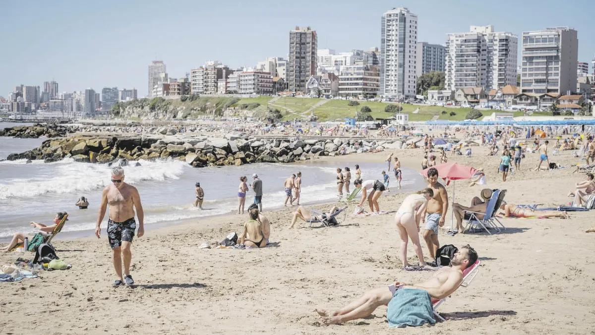 Para distinguir las playas limpias, el Gobierno lanzó una "Bandera Azul"