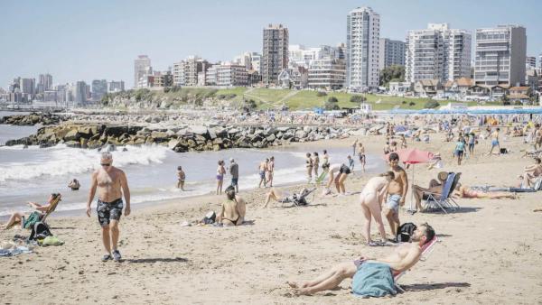 Para distinguir las playas limpias, el Gobierno lanzó una "Bandera Azul"