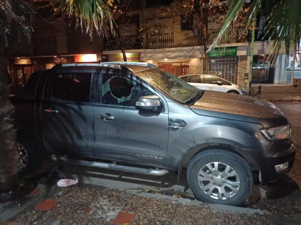 Rompieron el vidrio de dos camionetas y robaron objetos de valor: fueron detenidos