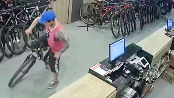 Robó una bicicleta en una bicicletería de Independencia y quedó filmado por las cámaras de seguridad