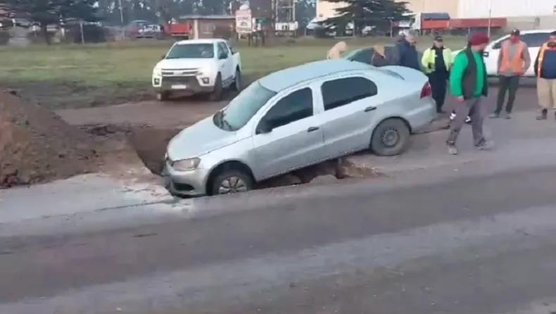 Un auto quedó atascado dentro de un pozo enorme en la ruta 88: “No había señalización” 
