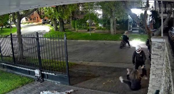 Tiraron al piso a una mujer para robarle las llaves del auto en Bosque Alegre
