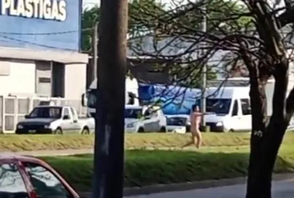 Insólita escena en Champagnat: un hombre caminó desnudo por la avenida y fue detenido