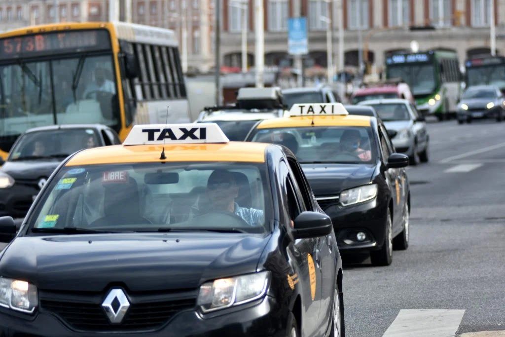 Taxistas y remiseros reclaman un aumento del 30% en las tarifas
