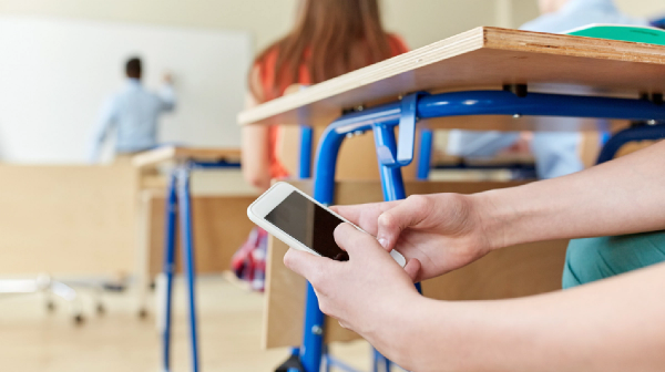 Nueva regulación: el Concejo aprobó el proyecto que mide el uso de celulares en las escuelas
