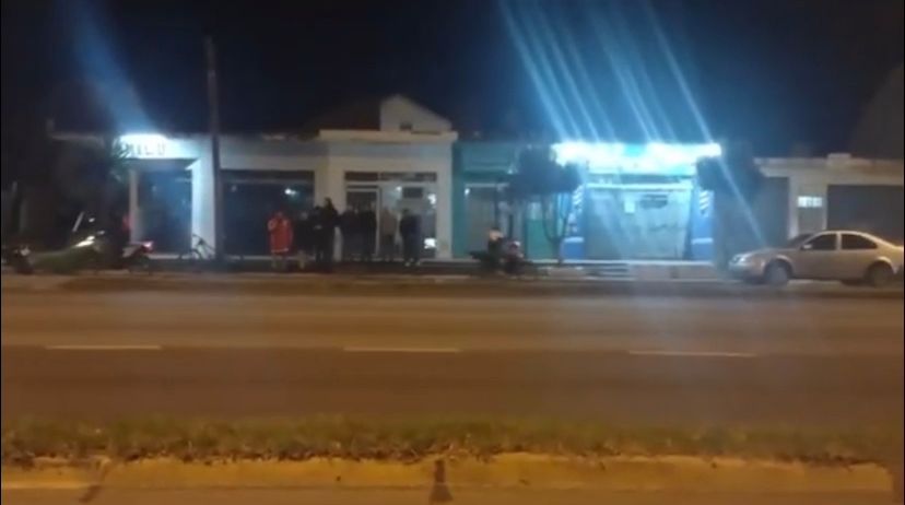 Imprudencia total: maniobras peligrosas de motociclistas a contramano en avenida Luro  