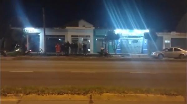 Imprudencia total: maniobras peligrosas de motociclistas a contramano en avenida Luro  