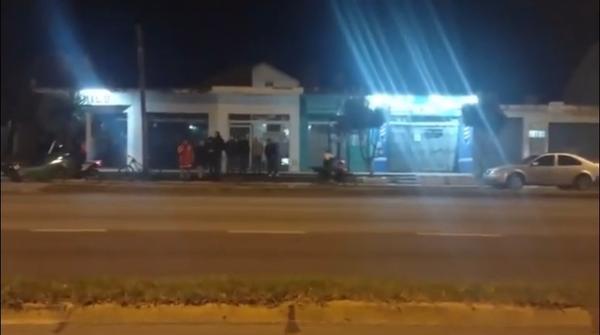 Imprudencia total: maniobras peligrosas de motociclistas a contramano en avenida Luro