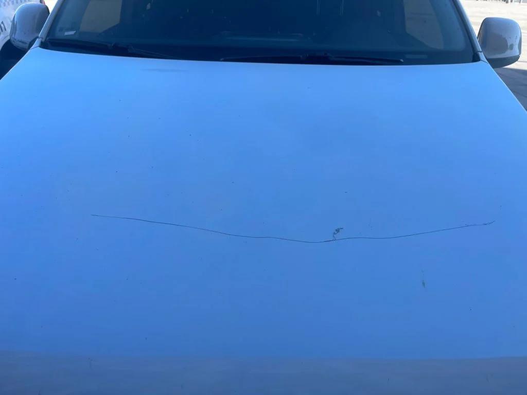 No le quiso dar propina al cuidacoche y le rayó la camioneta 