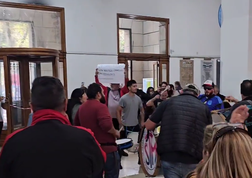 Municipales reclaman por condiciones laborales en protesta en la Municipalidad