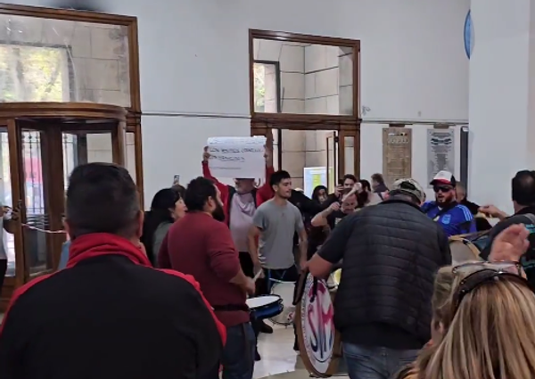 Municipales reclaman por condiciones laborales en protesta en la Municipalidad