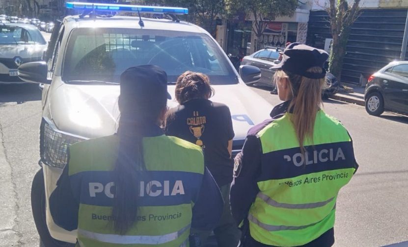 Atacó a una mujer y agredió a dos agentes policiales