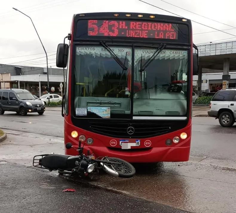 Violento choque entre una moto y un colectivo