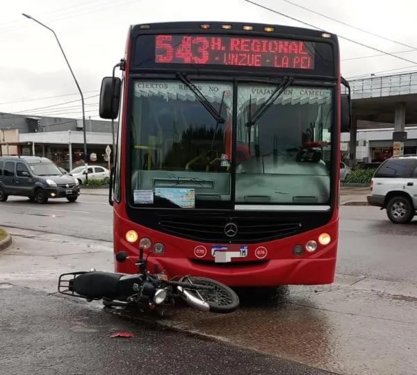 Violento choque entre una moto y un colectivo