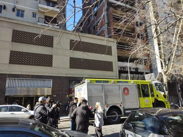 Un incendio en el macrocentro fue controlado por el administrador que rescató al dueño del departamento