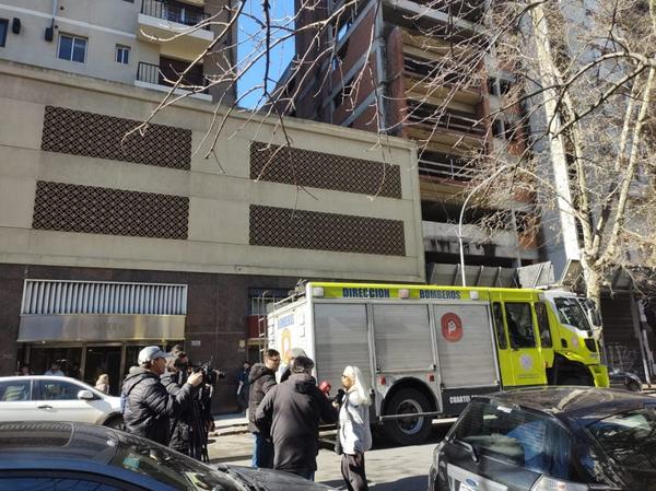 Un incendio en el macrocentro fue controlado por el administrador que rescató al dueño del departamento