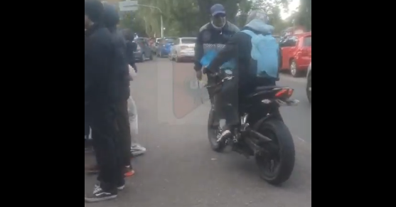 Violencia en Tigre: Motociclista y agente de tránsito se enfrentan a golpes frente a una escuela