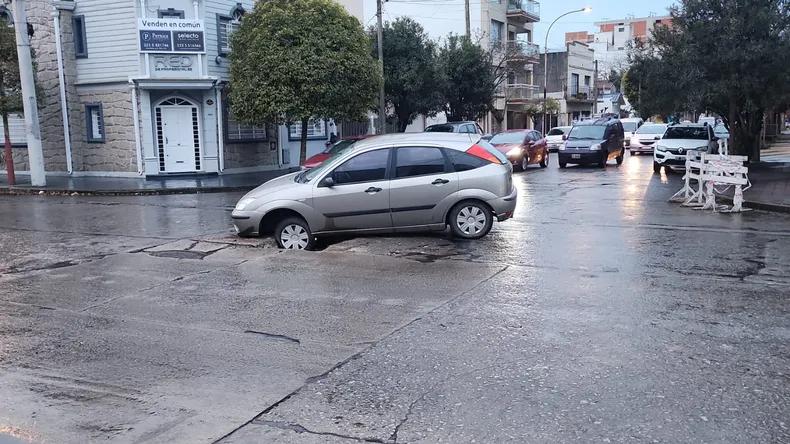 incrustó su auto en un gran pozo esta mañana en Roca y La Rioja