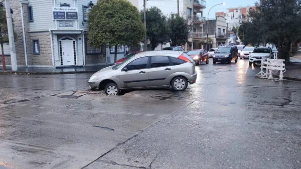 incrustó su auto en un gran pozo esta mañana en Roca y La Rioja