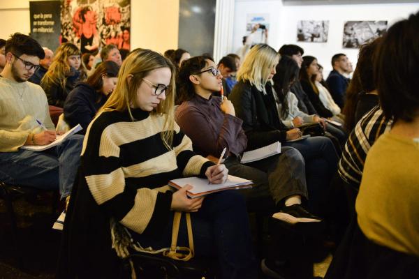 Feminismos, resistencias y nuevas agendas: clase de Estela Díaz en La Plata y YouTube