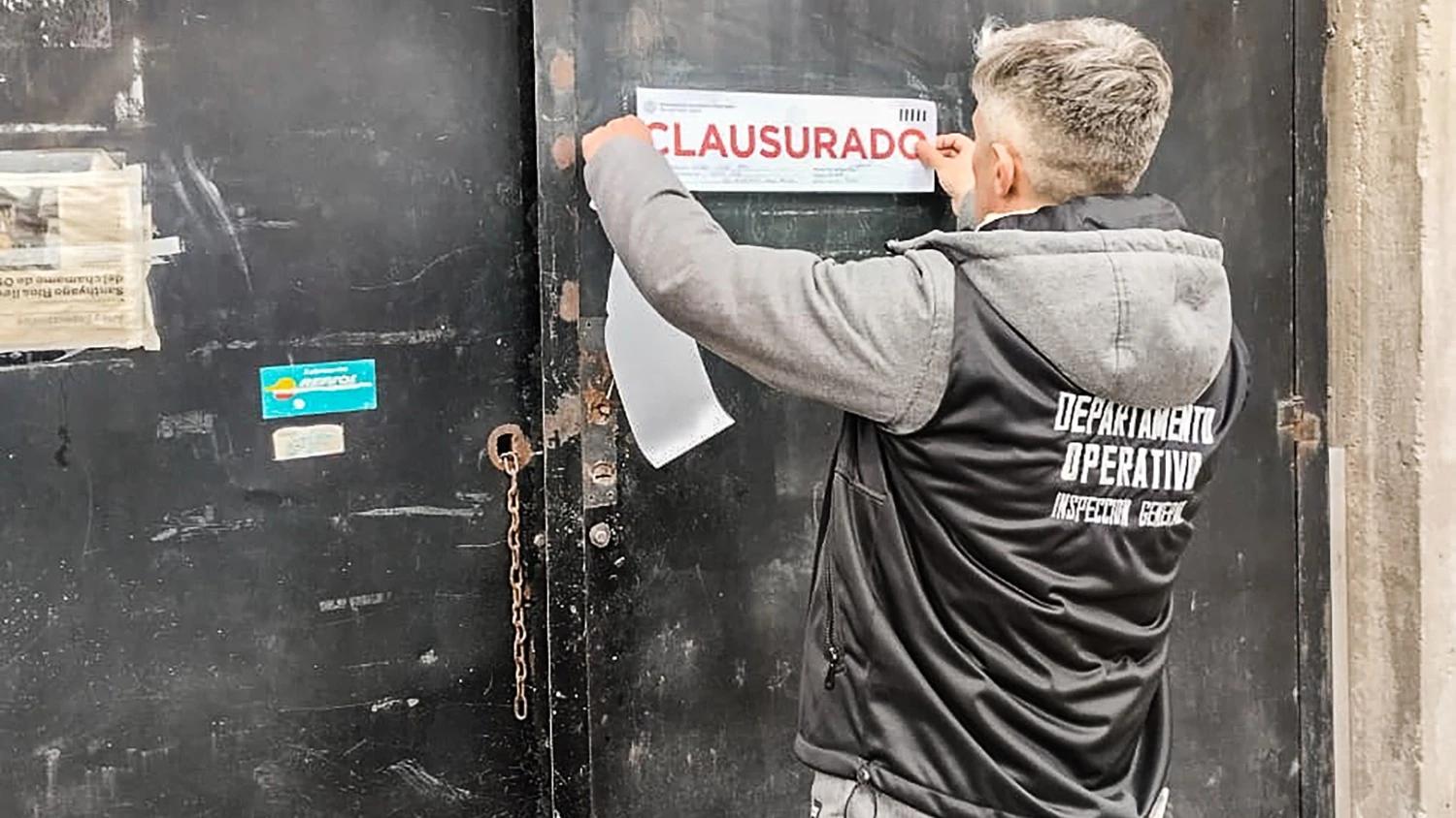 Inspección General clausuró dos talleres mecánicos por irregularidades
