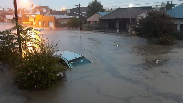 VIDEO | Temporal devastador en Bahía Blanca: una mujer murió y la ciudad está bajo agua