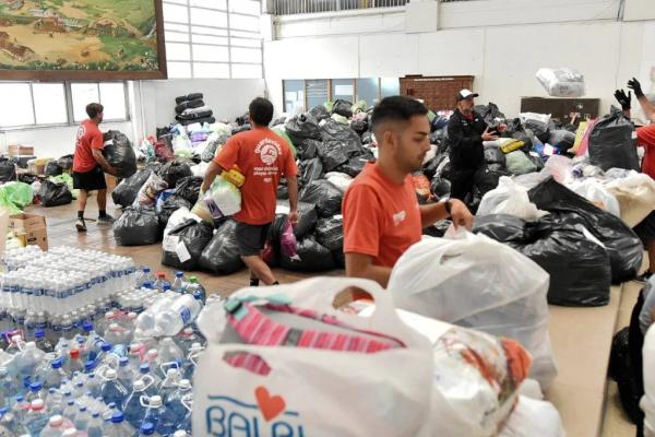 Continúa la solidaridad: ya se donaron más de 2.500 kilos de ropa, 1.500 de alimentos y 200 colchones