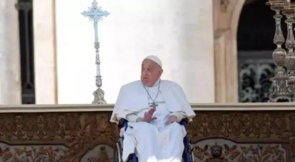 El Papa Francisco reapareció en la Plaza San Pedro tras su internación y conmovió a los fieles