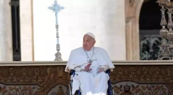 El Papa Francisco reapareció en la Plaza San Pedro tras su internación y conmovió a los fieles