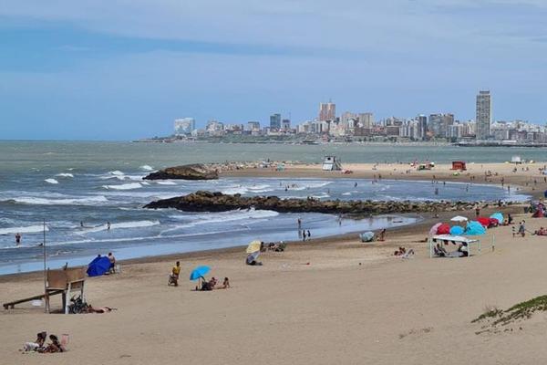 Renuevan las playas públicas del norte de Mar del Plata con multimillonaria inversión y sombra móvil