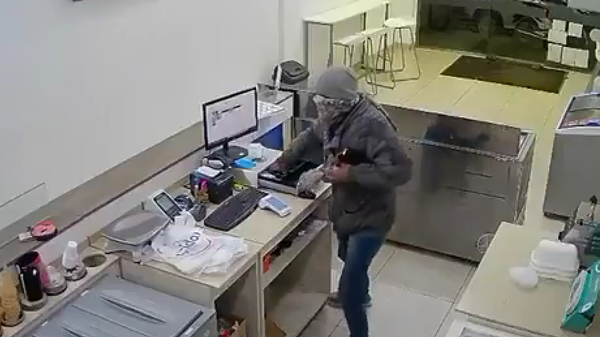 Violento asalto en una heladería del macrocentro: agredió a una clienta y se llevó la recaudación