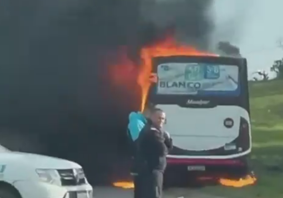 Incendio destruye un colectivo de la línea 511 al sur del Faro sin dejar heridos