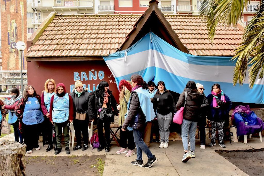 Trabajadores de baños públicos reclaman por "salarios dignos"