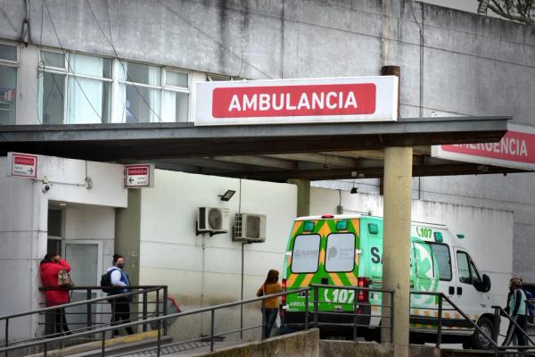 Tres ladrones fueron detenidos después de chocar contra un auto estacionado