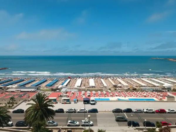 Catorce balnearios de Mar del Plata reducen carpas y sombrillas a cambio de una baja en el canon