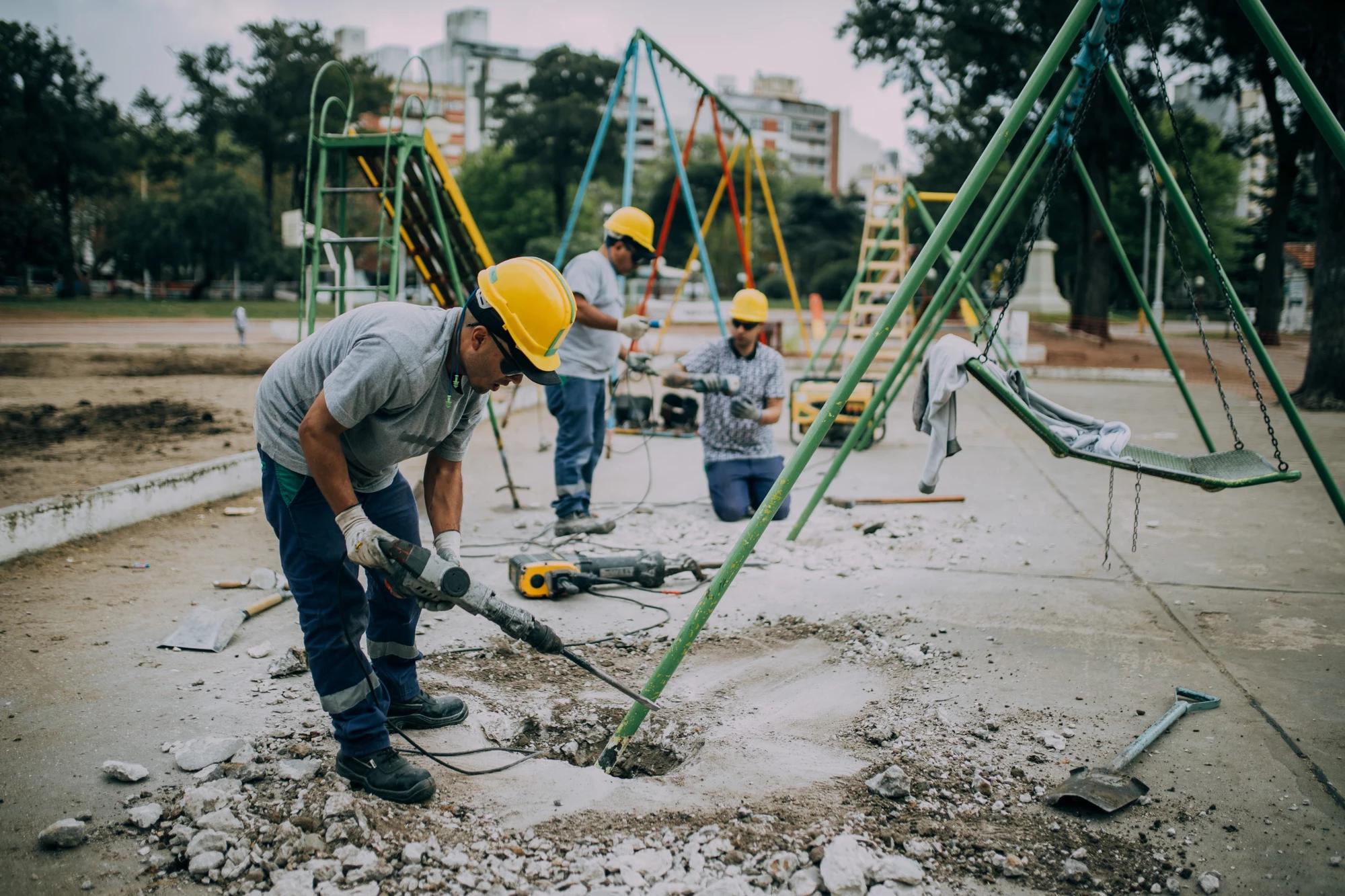 Modernización de la Plaza Mitre: avances en espacios recreativos y naturales