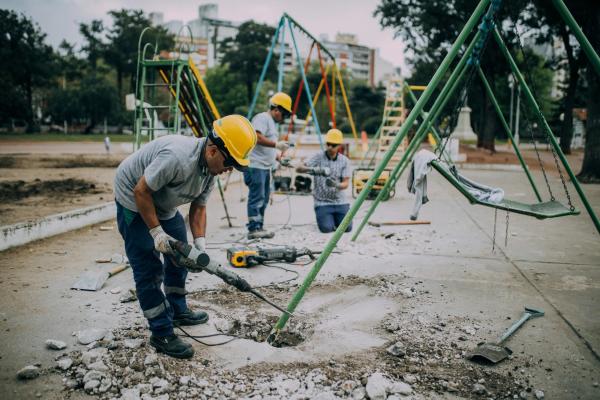 Modernización de la Plaza Mitre: avances en espacios recreativos y naturales
