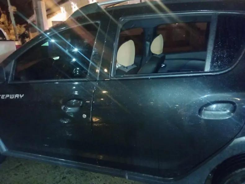 Delincuente rompió la ventanilla  de un auto estacionado en Güemes y robó $58.000
