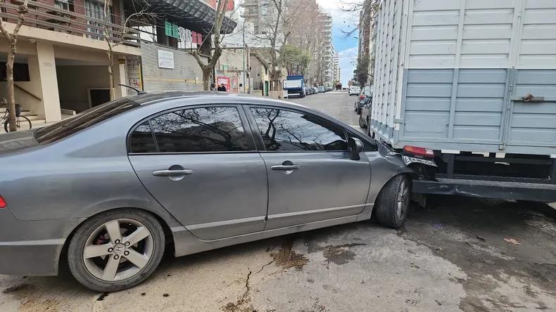 Dobló una esquina a toda velocidad, chocó con un camión estacionado en La Perla y se dio a la fuga