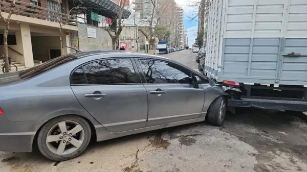 Dobló una esquina a toda velocidad, chocó con un camión estacionado en La Perla y se dio a la fuga