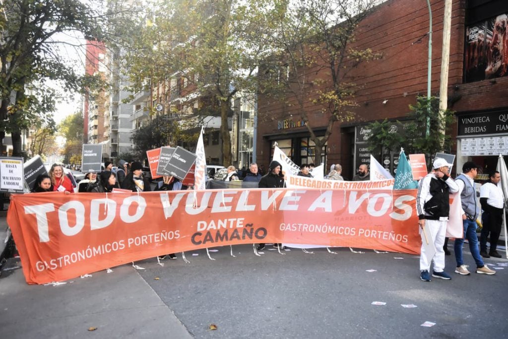 Tensión en el Congreso de UTHGRA: Enfrentamientos entre facciones rivales en Mar del Plata