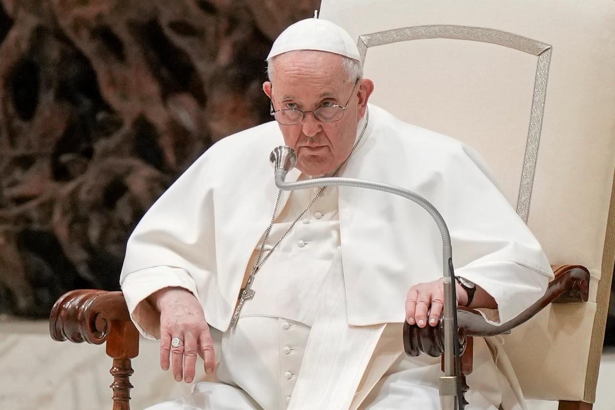 El papa Francisco, en estado "crítico" tras una crisis respiratoria y complicaciones hematológicas